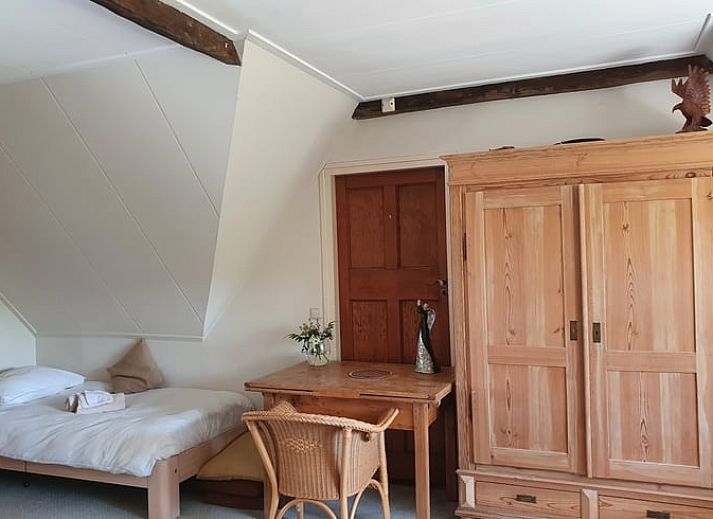 Charming cottage in Warnsveld with thatched roof, located in the green Achterhoek, Gelderland.