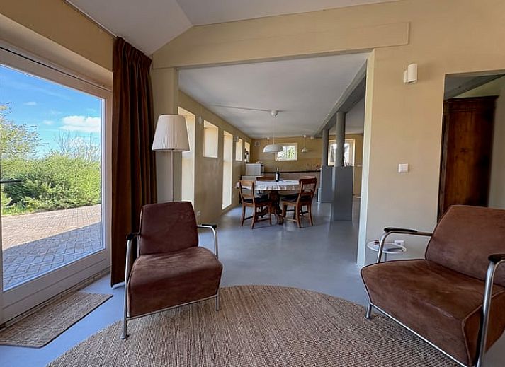 Ferienhaus in Almen, Ferienunterkunft in Achterhoek, Gelderland. Rustikales Aussehen mit bluehenden Baeumen in der gruenen Umgebung.