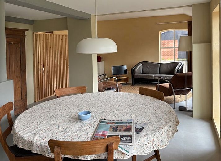 Ferienhaus in Almen, Ferienunterkunft in Achterhoek, Gelderland. Rustikales Aussehen mit bluehenden Baeumen in der gruenen Umgebung.