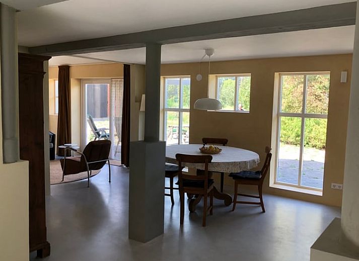 Cottage in Almen, Ferienhaus in Achterhoek, Gelderland. Authentisches Bauernhausdesign mit einer einladenden gruenen Eingangstuer.