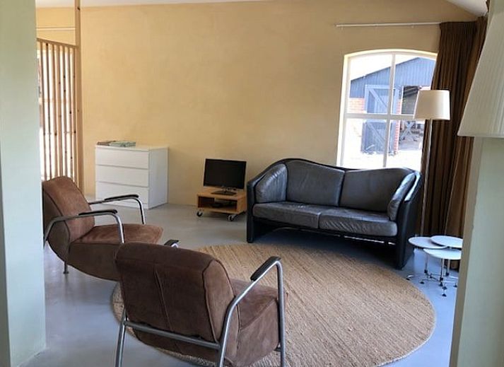 Cottage in Almen, Ferienhaus in Achterhoek, Gelderland. Authentisches Bauernhausdesign mit einer einladenden gruenen Eingangstuer.