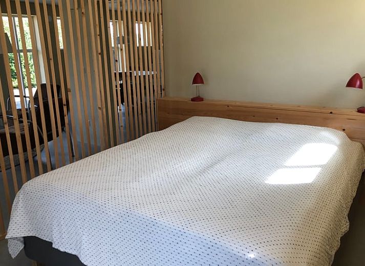 Cottage in Almen, Ferienhaus in Achterhoek, Gelderland. Authentisches Bauernhausdesign mit einer einladenden gruenen Eingangstuer.