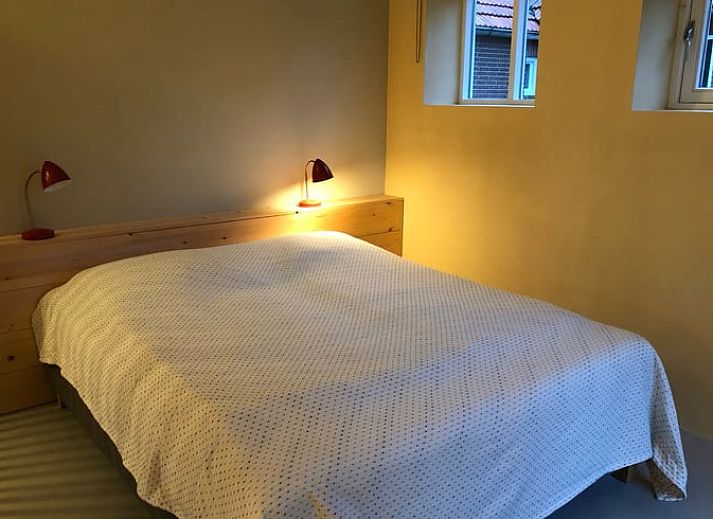 Cottage in Almen, Ferienhaus in Achterhoek, Gelderland. Authentisches Bauernhausdesign mit einer einladenden gruenen Eingangstuer.