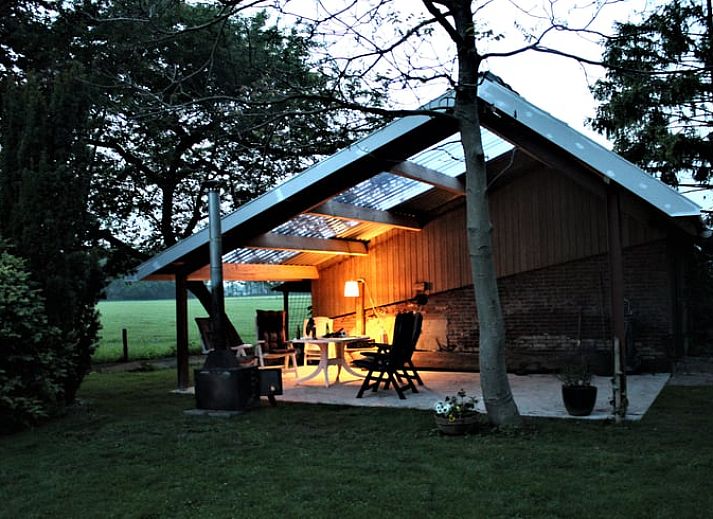 Gemuetliche Terrasse am Ferienhaus in Marienvelde, ideal zum Entspannen in der gruenen Umgebung der Achterhoek.