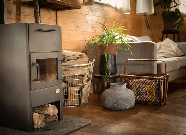 Gemuetlicher Innenbereich des Ferienhauses in Megchelen, Achterhoek, Gelderland, mit Holzinterieur und gemuetlicher Sitzecke.