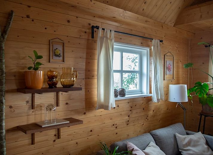 Gemuetlicher Innenbereich des Ferienhauses in Megchelen, Achterhoek, Gelderland, mit Holzinterieur und gemuetlicher Sitzecke.