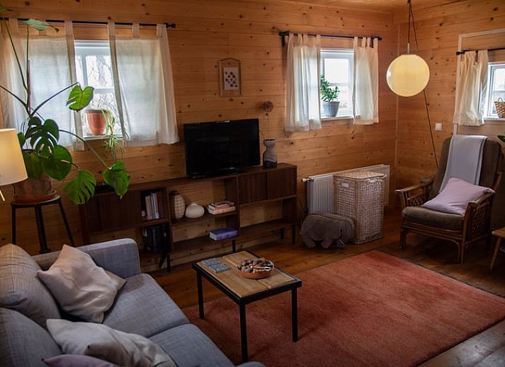 Gemuetlicher Innenbereich des Ferienhauses in Megchelen, Achterhoek, Gelderland, mit Holzinterieur und gemuetlicher Sitzecke.