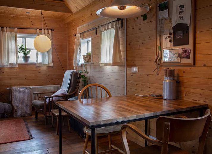 Gemuetlicher Innenbereich des Ferienhauses in Megchelen, Achterhoek, Gelderland, mit Holzinterieur und gemuetlicher Sitzecke.