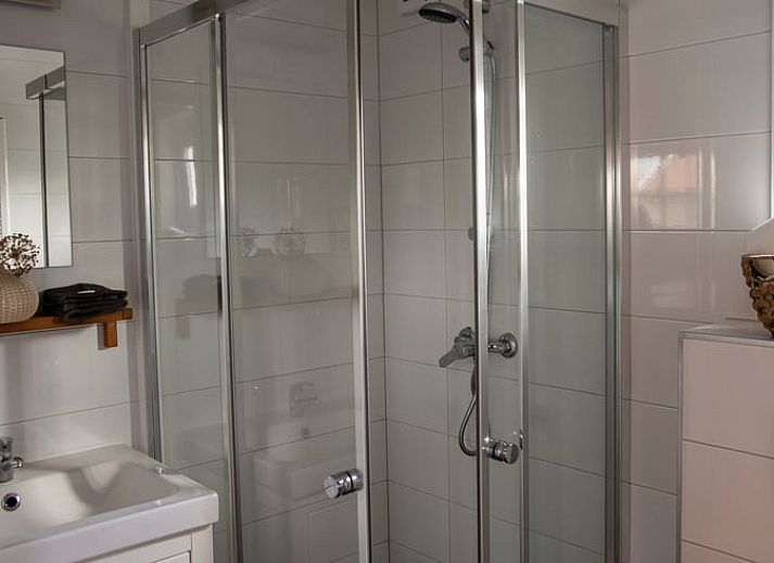 Natuerliche Umgebung des Ferienhauses in Megchelen, Achterhoek, Gelderland, mit bluehendem Apfelbaum.