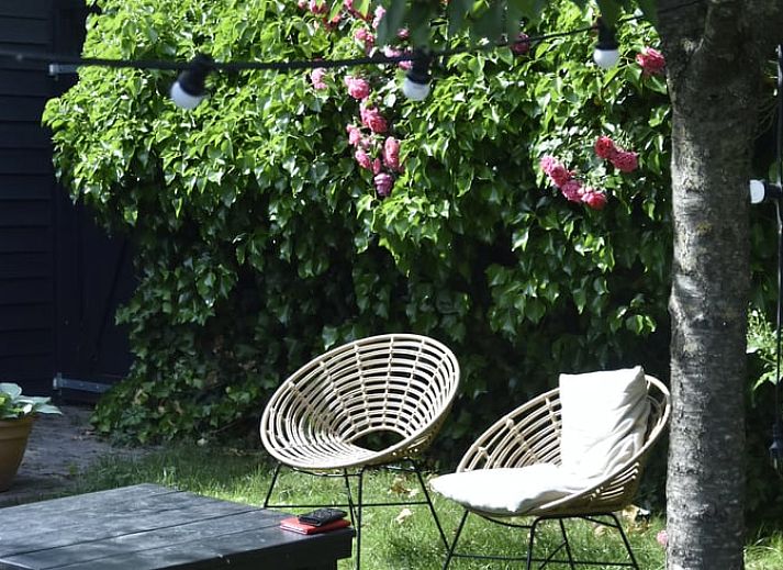 Geraeumige Kueche und Wohnzimmer im Ferienhaus in Megchelen, Achterhoek, Gelderland, mit rustikaler Holzausstattung.