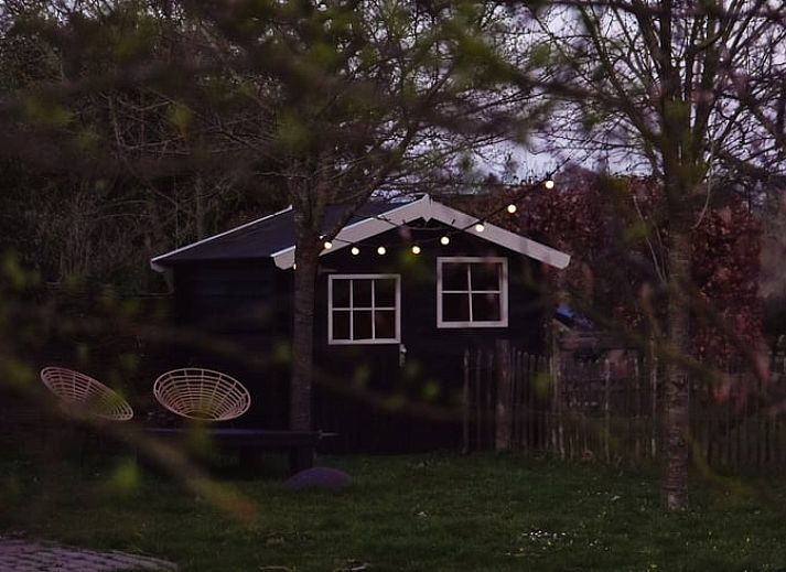 Geraeumige Kueche und Wohnzimmer im Ferienhaus in Megchelen, Achterhoek, Gelderland, mit rustikaler Holzausstattung.