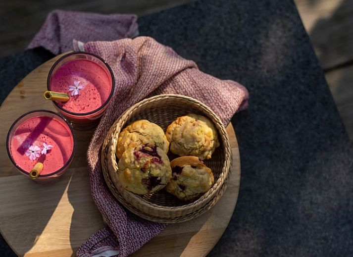 Geraeumige Kueche und Wohnzimmer im Ferienhaus in Megchelen, Achterhoek, Gelderland, mit rustikaler Holzausstattung.