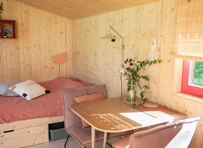 Geniessen Sie die moderne Veranda und die gemuetliche Kueche des Ferienhauses in Megchelen, das im schoenen Achterhoek in Gelderland liegt.