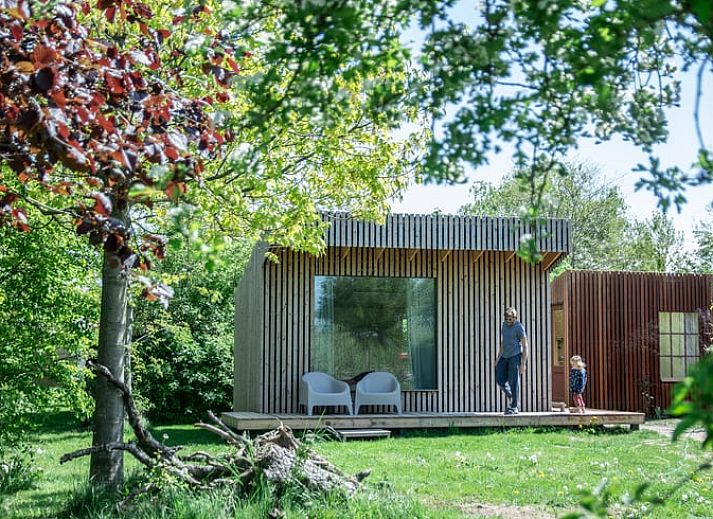 Geniessen Sie die moderne Veranda und die gemuetliche Kueche des Ferienhauses in Megchelen, das im schoenen Achterhoek in Gelderland liegt.