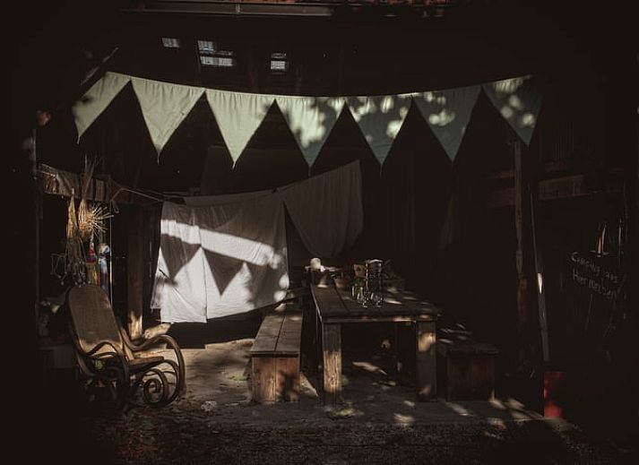 Gemuetliche Kueche im Ferienhaus in Megchelen, Achterhoek. Warme Holzausstattung und moderne Annehmlichkeiten fuer einen komfortablen Aufenthalt.