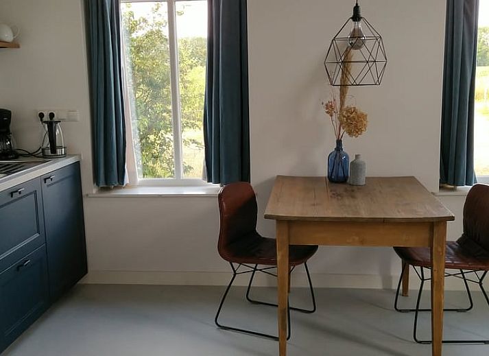 Terrasse mit bequemen Stuehlen im Ferienhaus in Winterswijk Woold, ideal zum Entspannen in Achterhoek, Gelderland.