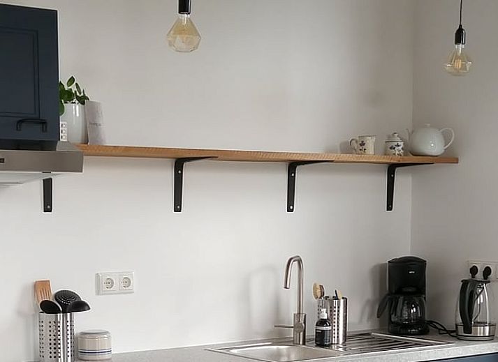 Terrasse mit bequemen Stuehlen im Ferienhaus in Winterswijk Woold, ideal zum Entspannen in Achterhoek, Gelderland.