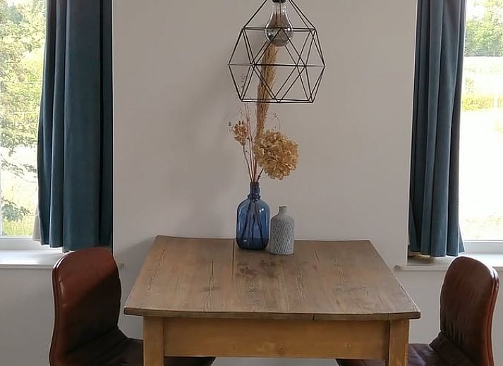 Terrasse mit bequemen Stuehlen im Ferienhaus in Winterswijk Woold, ideal zum Entspannen in Achterhoek, Gelderland.