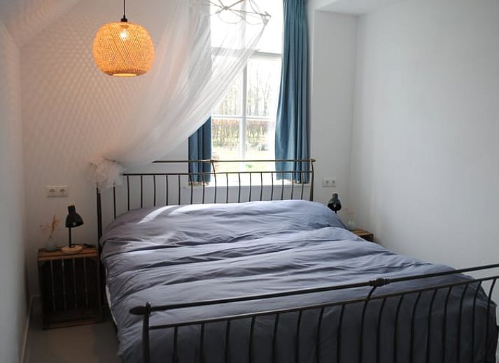 Terrasse mit bequemen Stuehlen im Ferienhaus in Winterswijk Woold, ideal zum Entspannen in Achterhoek, Gelderland.