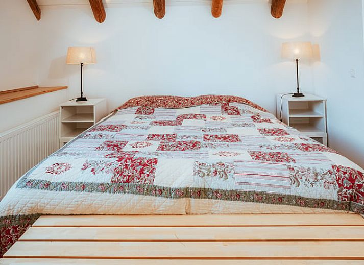 Ruime binnenruimte met houten trap in Vakantiehuis in Winterswijk Woold, perfect voor een ontspannen verblijf in de Achterhoek.