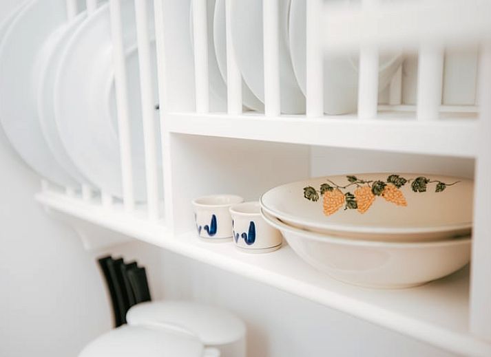 Ruime binnenruimte met houten trap in Vakantiehuis in Winterswijk Woold, perfect voor een ontspannen verblijf in de Achterhoek.