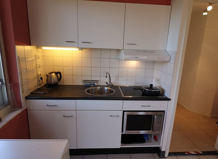 Zonnig terras bij Vakantiehuisje in Winterswijk Woold, perfect voor een kopje koffie in de natuur van de Achterhoek, Gelderland.