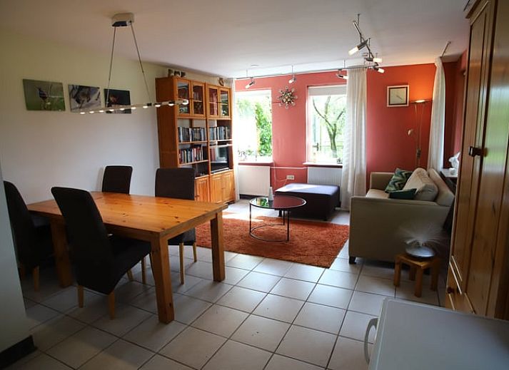 Zonnig terras bij Vakantiehuisje in Winterswijk Woold, perfect voor een kopje koffie in de natuur van de Achterhoek, Gelderland.