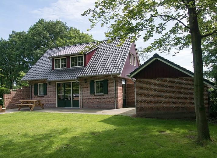 Moderne Kueche im Ferienhaus in Winterswijk Woold, Achterhoek, Gelderland, mit Herd und praktischem Arbeitsbereich.