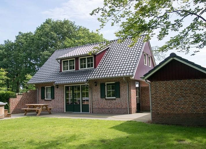 Moderne Kueche im Ferienhaus in Winterswijk Woold, Achterhoek, Gelderland, mit Herd und praktischem Arbeitsbereich.