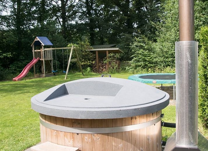 Moderne Kueche im Ferienhaus in Winterswijk Woold, Achterhoek, Gelderland, mit Herd und praktischem Arbeitsbereich.