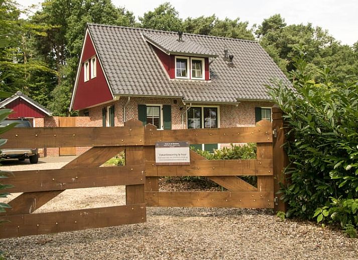 Moderne Kueche im Ferienhaus in Winterswijk Woold, Achterhoek, mit Holzschraenken und Herd, ideal fuer einen komfortablen Aufenthalt.