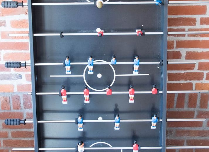 Moderne Kueche im Ferienhaus in Winterswijk Woold, Achterhoek, mit Holzschraenken und Herd, ideal fuer einen komfortablen Aufenthalt.