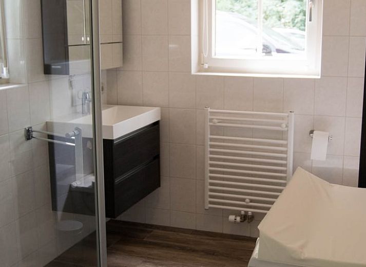 Spielplatz im Garten des Ferienhauses in Winterswijk Woold, gelegen in der gruenen Umgebung von Achterhoek, Gelderland.