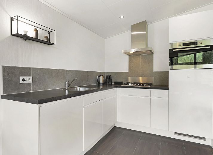 Cozy living room in De Vlinderhoeve bungalow, Achterhoek overlooking the garden.