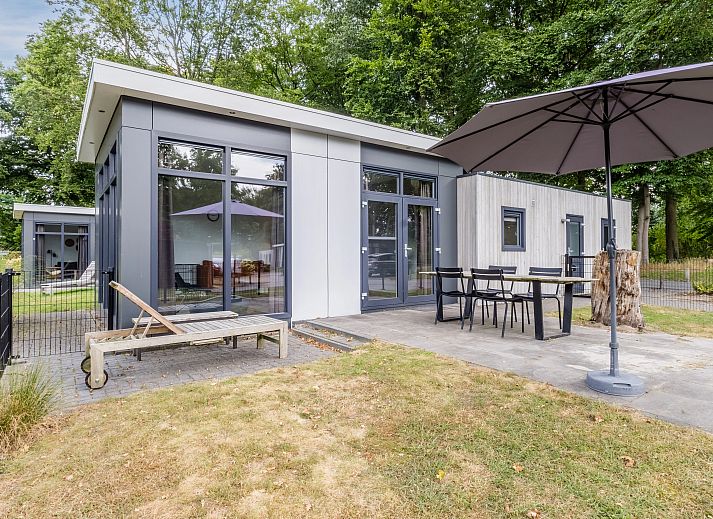 Cozy living room in De Vlinderhoeve, 4-bed bungalow in Kring van Dorth, Achterhoek, with comfortable sofa and modern furnishings.