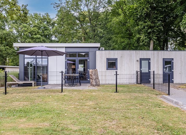 Cozy living room in De Vlinderhoeve, 4-bed bungalow in Kring van Dorth, Achterhoek, with comfortable sofa and modern furnishings.