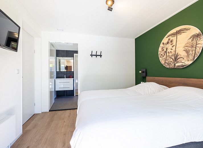 Vacation home Aurelia with sauna and sunshower in Kring van Dorth, Achterhoek, Gelderland, surrounded by green nature and water features.