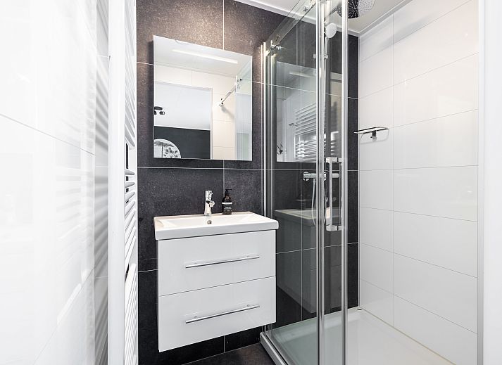 Vacation home Aurelia with sauna and sunshower in Kring van Dorth, Achterhoek, Gelderland, surrounded by green nature and modern architecture.