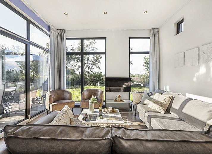 The Butterfly Farm 8-person bungalow in Kring van Dorth with modern architecture and green surroundings.