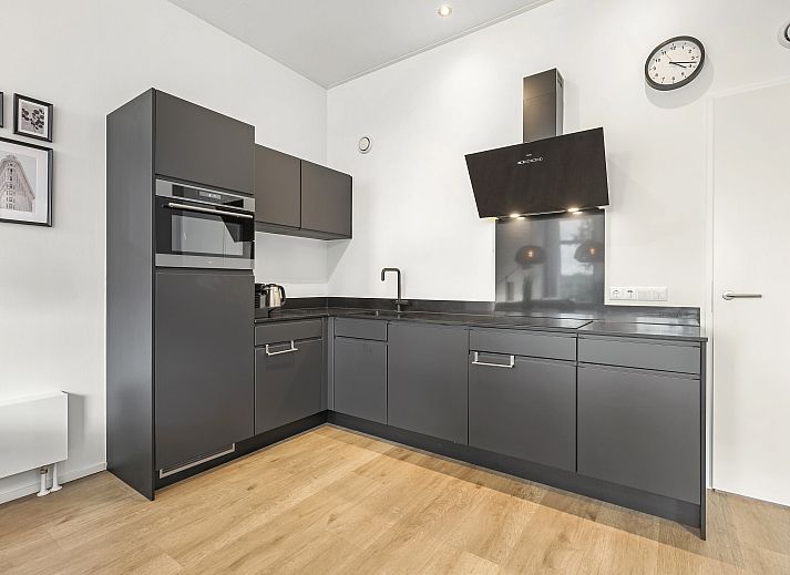 Cozy living room of De Vlinderhoeve vacation home in Achterhoek with comfortable seating area.