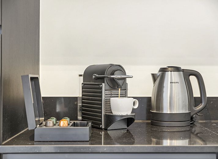 Cozy living room of De Vlinderhoeve vacation home in Achterhoek with comfortable seating area.