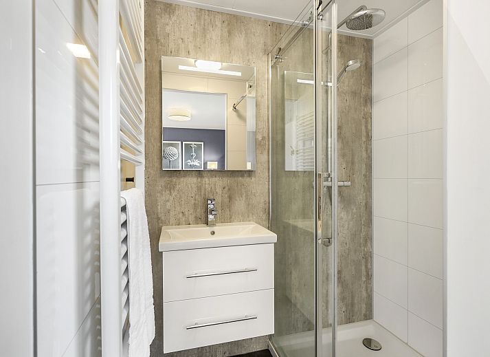 Bright interior of De Vlinderhoeve bungalow in Gelderland overlooking nature.