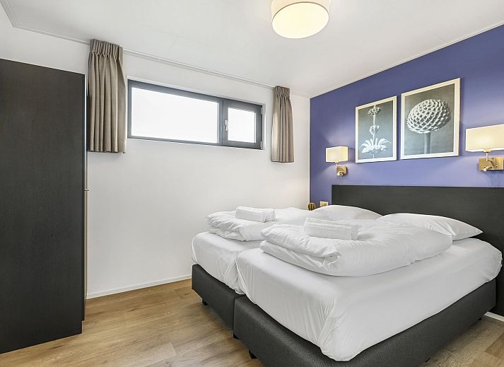 Bright interior of De Vlinderhoeve bungalow in Gelderland overlooking nature.