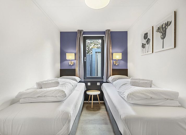Bright interior of De Vlinderhoeve bungalow in Gelderland overlooking nature.