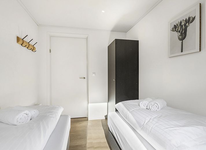 Bright interior of De Vlinderhoeve bungalow in Gelderland overlooking nature.