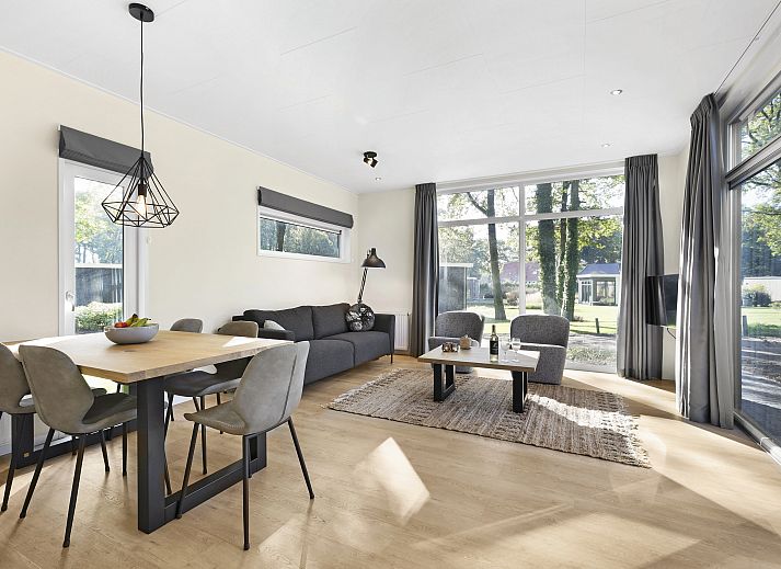 Lichte woonkamer van De Vlinderhoeve vakantiehuis in Kring van Dorth met uitzicht op de natuur, Achterhoek.