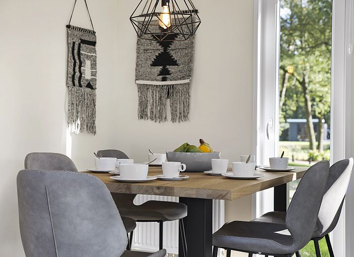 Lichte woonkamer van De Vlinderhoeve vakantiehuis in Kring van Dorth met uitzicht op de natuur, Achterhoek.