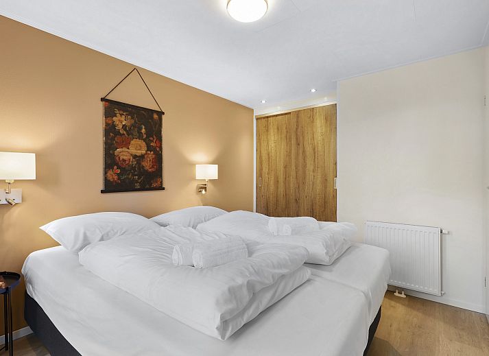 Gezellige zithoek in De Vlinderhoeve bungalow in Kring van Dorth, omringd door groen in de Achterhoek, Gelderland.