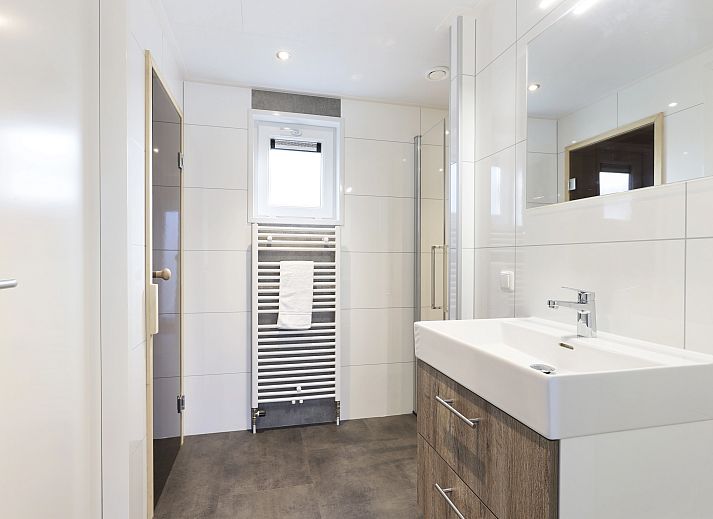 Gezellige zithoek in De Vlinderhoeve bungalow in Kring van Dorth, omringd door groen in de Achterhoek, Gelderland.