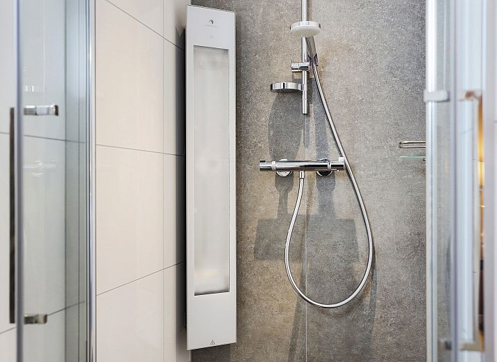 Gezellige zithoek in De Vlinderhoeve bungalow in Kring van Dorth, omringd door groen in de Achterhoek, Gelderland.